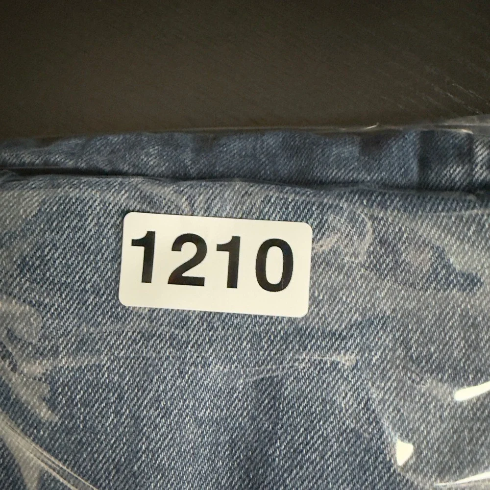 H&M Divided Mom Jeans High Waist Button Fly Raw Hem  US 2 - Picture 9 of 9